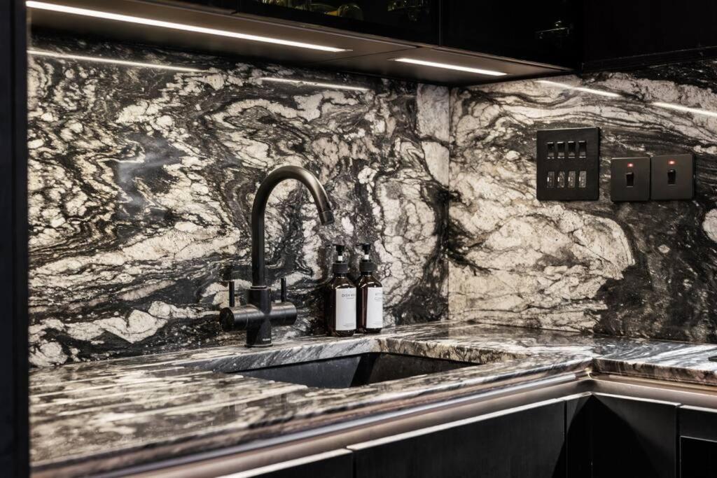 Unique 1 Bedroom Luxury Haven In Apartment